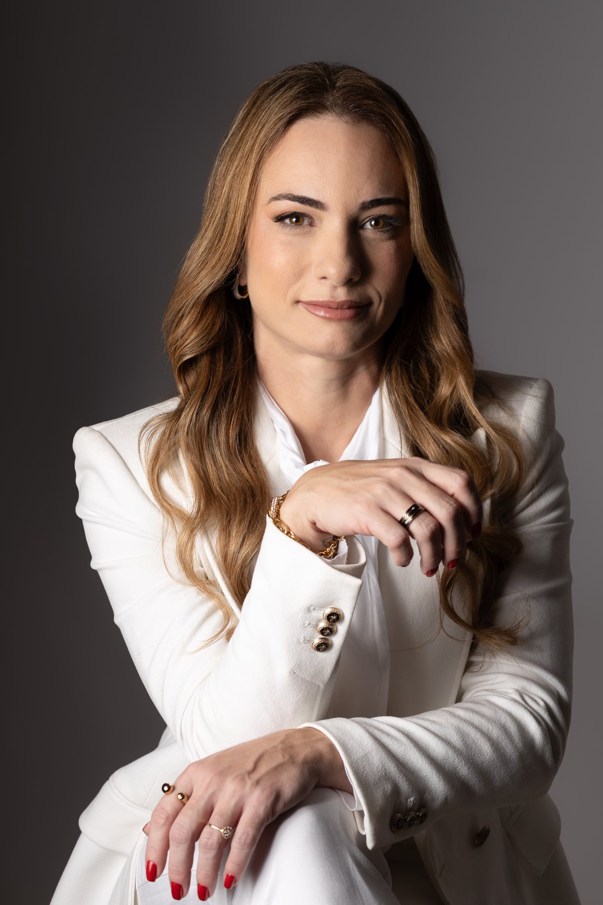 Dra. Carla Assis, CRM-MG 64182, em retrato para a seção sobre a médica