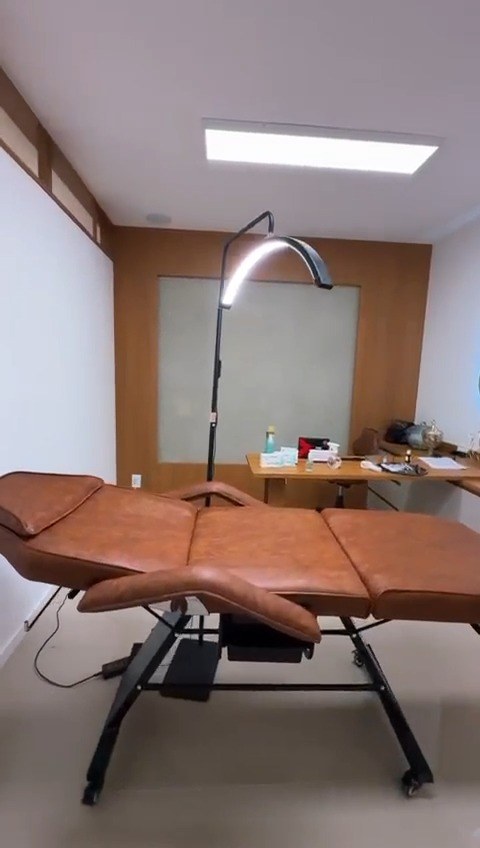 Sala de procedimentos com maca e luz de apoio