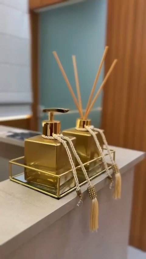 Detalhes dourados da decoração do consultório