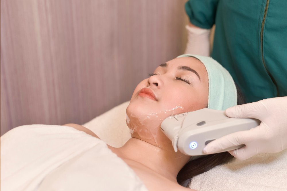 Tratamento de bioestimulação de colágeno na linha do maxilar