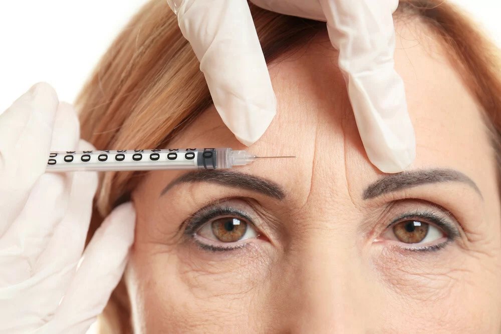 Aplicação de toxina botulínica na região dos olhos